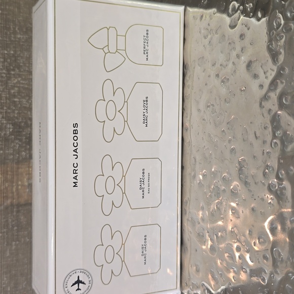 Marc Jacobs Fragrance Set With 4 Scents, Travel Sizes, New And Sealed In Box - Picture 2 of 3
